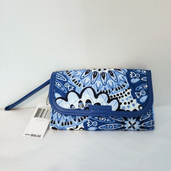Vera Bradley Trimmed Wristlet in Blue Star Medallion New - Picture 1 of 16